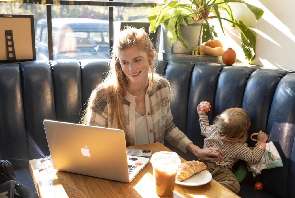 Imagem de destaque para o post: Gen Z, millennial moms who take babies to job interviews